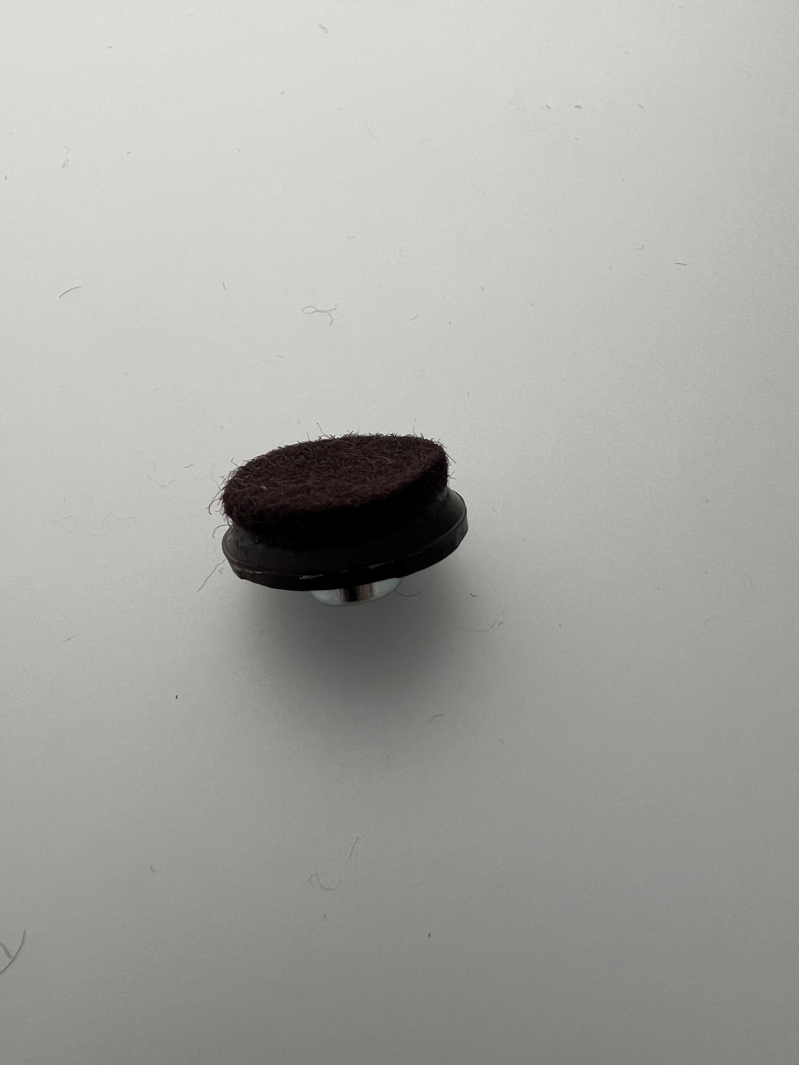 Plasthlíf 22mm m/filti & járnhring  brún 12 stk